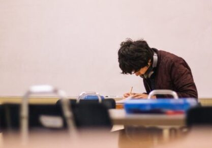 Opositor estudiando para el grupo E2