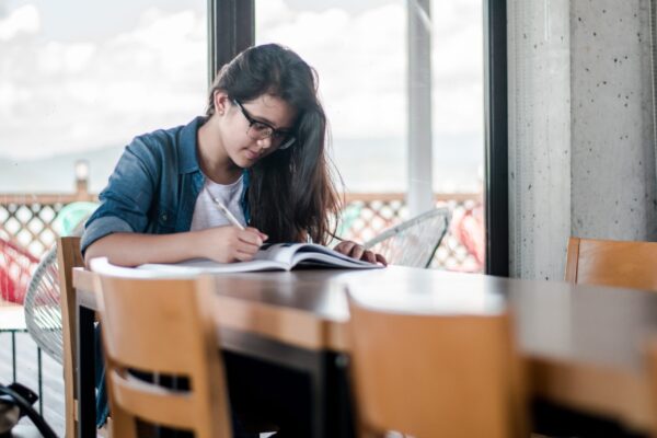 Estudiante preparándose para las oposiciones del grupo E1