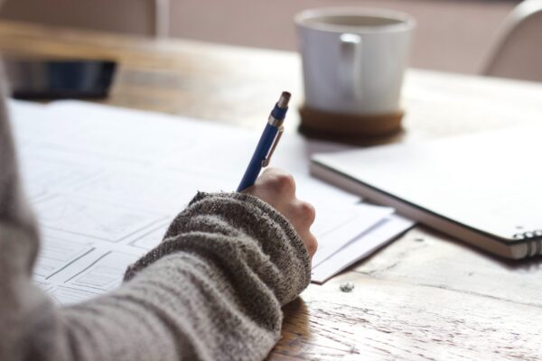 Estudiante preparándose para las oposiciones