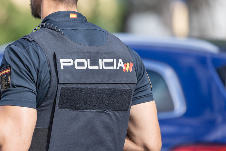 Policía Nacional de espaldas trabajando